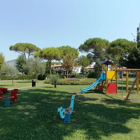 Townhouse With Pool, Garden And Close To Apartment *